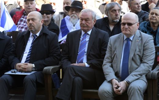 Na snímku jsou (zleva) izraelský velvyslanec Gary Koren, místopředseda Senátu Přemysl Sobotka a ministr kultury Daniel Herman.