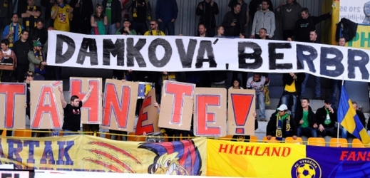 Jeden z mnoha transparentů  z dílny fanoušků se vzkazem pro Romana Berbra a Dagmar Damkovou. 