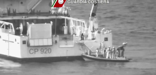 Záchranná akce italské pobřežní stráže ve Středozemním moři, kde se potopila loď s uprchlíky.
