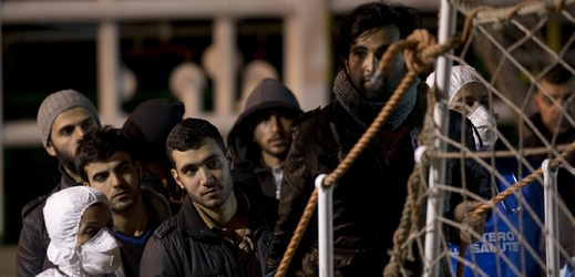 Libyjští migranti po lodním neštěstí v Sicilském zálivu.