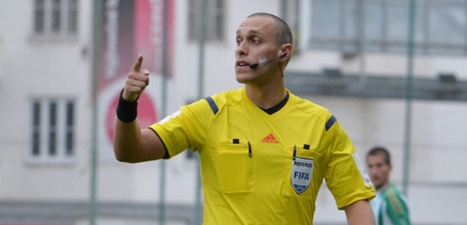 Rozhodčí Miroslav Zelinka chybně nařídil penaltu v zápase Hradec - Příbram.