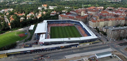 Letecký záběr na stadion Sparty a treninkové hřiště (vlevo).