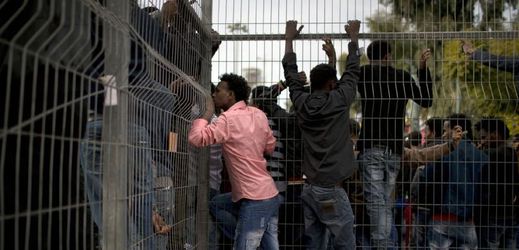 Uprchlíci protestují u Tel Avivu proti přísnému izraelskému zákonu.