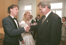 Miloš Zeman v roce 1996 svědčil na svatbě Stanislava a Šárky Grossových.