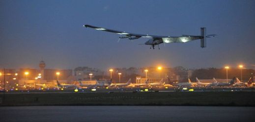 Vzlet letounu Solar Impulse 2 z Čchung-čchingu. 