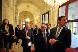 Premiér Bohuslav Sobotka navštívil 21. dubna chátrající budovu Císařských lázní v Karlových Varech. Vlevo je hejtman Martin Havel, vpravo ředitel sdružení Císařské lázně Lukáš Siřínek.