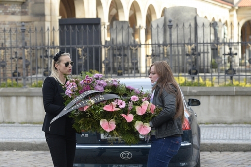 Návštěvníci piety k rakvi bývalého premiéra nosí květiny a smuteční věnce.