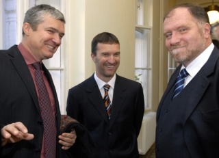 Podnikatelé Miroslav Provod (vlevo) a Tomáš Pitr (uprostřed) čekají na chodbě Městského soudu v Praze. Vpravo stojí obhájce Tomáš Sokol. Snímek je z roku 2006.