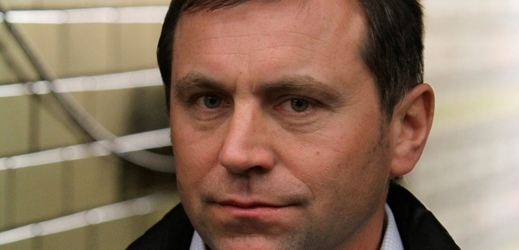 Ředitel hokejové extraligy Josef Řezníček neplánuje okamžitě řešit výroky litvínovského kouče Miloslava Hořavy po úterním šestém finále s Třincem. 