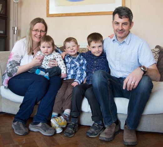Hilary a Barry Wilsonovi a jejich tři synové - Felix (9 měsíců), Lucas (4 roky) a Sebastian (6 let).