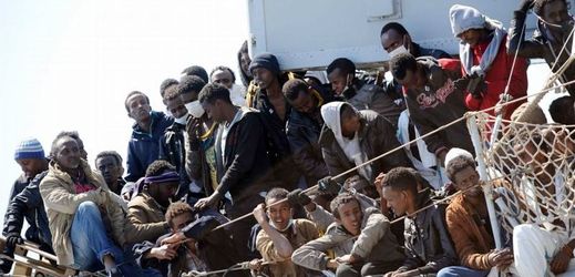 Zachránění uprchlíci na lodi v italském přístavu Salerno.