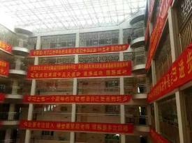 Čínští blogeři škole vyčítají, že mříže školu proměnily ve vězení.