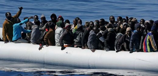 Přistěhovalci na lodi ve Středozemním moři.