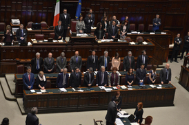 Italský premiér Matteo Renzi a členové vlády stojí a drží moment ticha na uctění památky zesnulých uprchlíků.