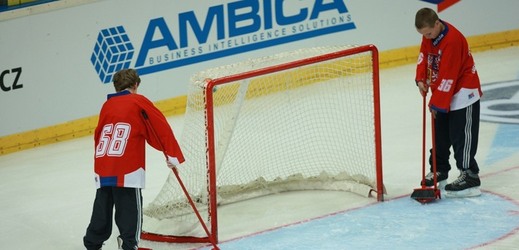Úprava ledu v hokejové hale (ilustrační foto).