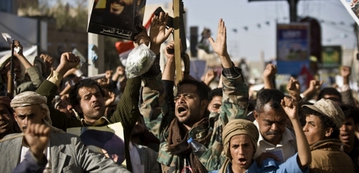 Jemenští rebelové protestují proti bombardování.