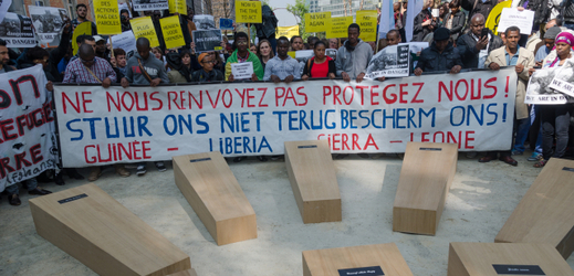 Pochod aktivistů a přistěhovalců před zahájením summitu v Bruselu.