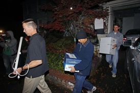 Agenti FBI odnášejí počítač a dokumenty z domu novinářky Pauly Broadwellové (snímek z roku 2012).