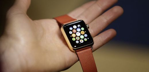 Apple zahájil prodej svých chytrých hodinek.