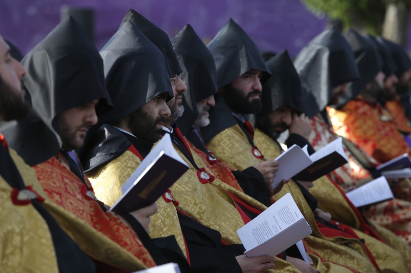 Arménští kněží se modlí při bohoslužbě v Echmiadzinu, náboženském centru arménské církve na okraji hlavního města.