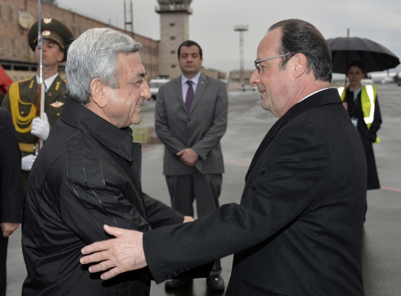 Arménský prezident Serge Sarkisian (vlevo) vítá francouzského prezidenta Francoise Hollanda, který řekl:"Skláním se před památkou obětí a říkám našim arménským přátelům, že nikdy nezapomeneme na neštěstí, které váš lid potkalo."