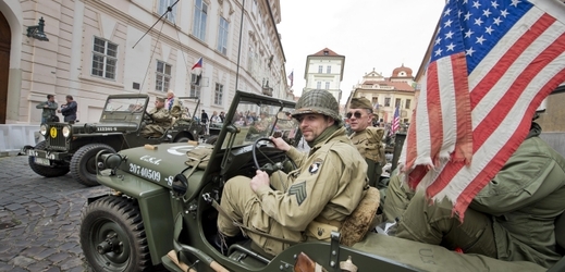 Historické vojenské automobily přijely k americkému velvyslanectví v Praze.