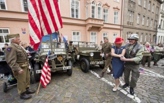 V konvoji přijelo mnoho pro americkou armádu druhé světové války typických vozů.