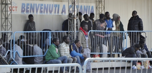 Uprchlíky zachráněné ze dvou lodí u Libye přivezla 23. dubna do Katánie loď italského námořnictva.