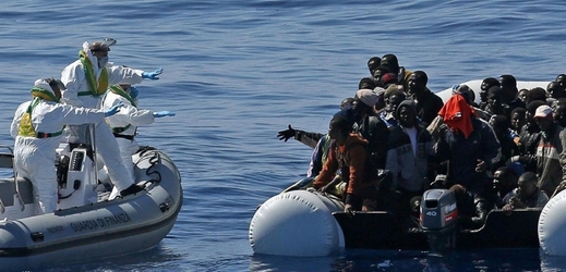 Ve Středozemním moři letos zahynuly možná dvě tisícovky migrantů. Další to budou zkoušet dál.
