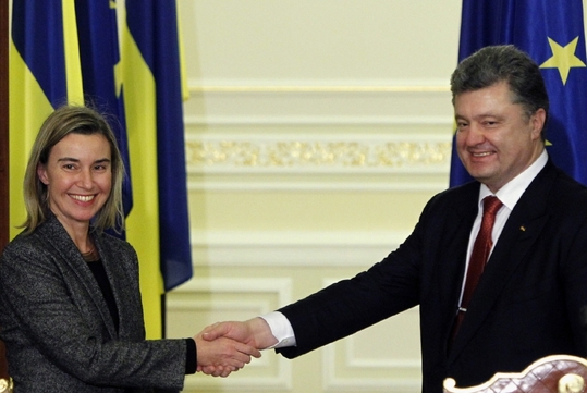 Šéfka unijní diplomacie Mogheriniová a prezident Porošenko.