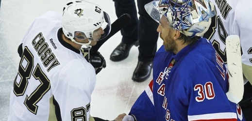 Sidney Crosby si podává ruku s Henrikem Lundqvistem.