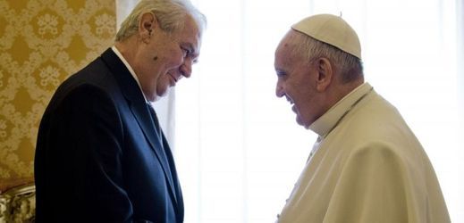Miloš Zeman (vlevo) při setkání s papežem Františkem.