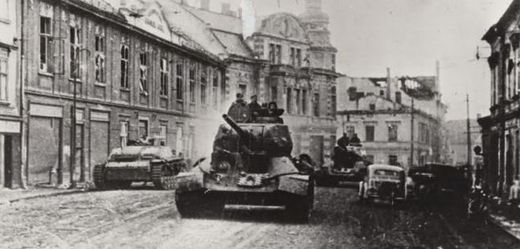 Tanková bitva o Opavu. Snímek uchovaný ve Státním okresním archivu v Opavě.