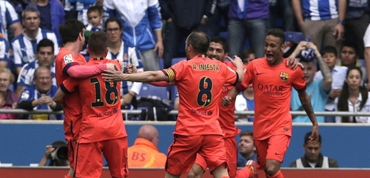 Radující se fotbalisté Barcelony.