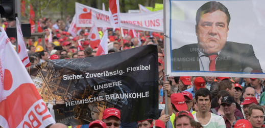 Havíři procházejí Berlínem, na transparentu portrét šéfa SPD Sigmara Gabriela.