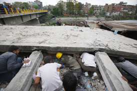 Situace v Nepálu je po zemětřesení kritická, chybí záchranáři, nemocnice jsou přeplněné.