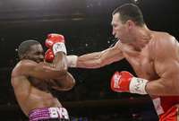 Boxerský šampion Vladimir Kličko zasazuje úder Bryantu Jenningsovi z USA