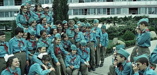 Sbohem pionýrské šátky ze sovětských dob, mladé rekreanty tuto sezónu oblékne firma vládce moskevského obchodního domu GUM, která tepláky dodává i ruským reprezentantům a jejich fanouškům.