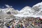 V Káthmándú přistálo také první letadlo s 15 lidmi zraněnými v základním táboře na úpatí Mt. Everestu.