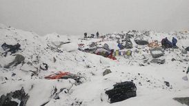 "Vypadněte z těch stanů, vezměte si cepíny!" křičel horský vůdce Dan na své klienty, když se na základní tábor na úpatí nejvyšší hory světa Mount Everestu v sobotu řítila lavina vyvolaná silným zemětřesením.