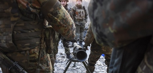 Ukrajinští vojáci s protitankovou zbraní v obci Šyrokyne na východě země.