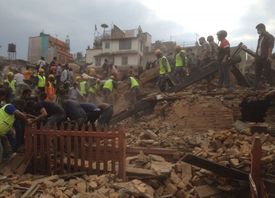 Mohutné zemětřesení o síle 7,8 stupně udeřilo už v sobotu, zabilo přes 2200 lidí a rozsévalo zkázu.