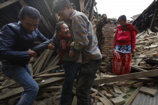 Zkáza, smrt a slzy, to jsou obrázky současného Nepálu.