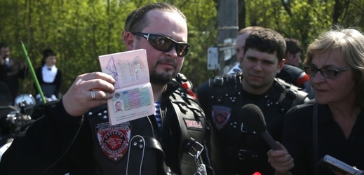 Jeden z motorkářů, který nebyl puštěn přes polské hranice, ukazuje své anulované vízum.