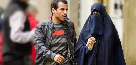Mimomanželský sex se v Íránu trestá bičováním a nevěra ukamenováním (ilustrační foto).