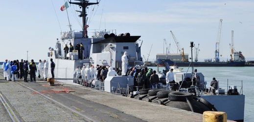 Italská loď zachránila na moři libyjské uprchlíky.
