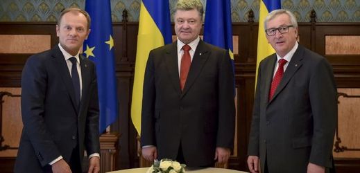 Zleva šéf Evropské rady Donald Tusk, ukrajinský prezident Petro Porošenko a předseda Evropské komise Jean-Claude Juncker.