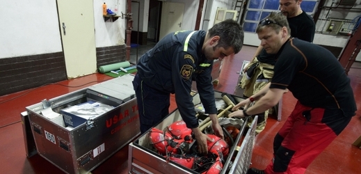 Záchranáři s hasiči připravovali v Praze výbavu na pomoc obětem zemětřesení v Nepálu.