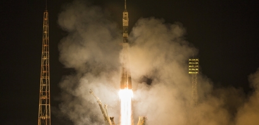 Raketa míří z Bajkonuru k Mezinárodní vesmírné stanici.