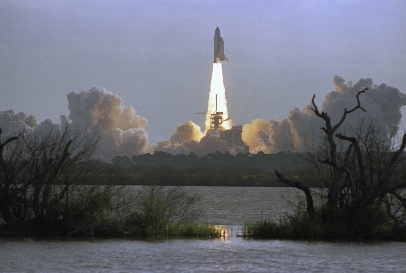 Raketoplán Discovery startuje v roce 1990 s Hubbleovým teleskopem.